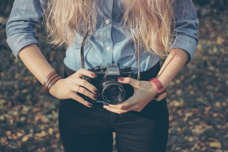 photographe-PUGET ROSTANG-min_hand-person-girl-woman-camera-photography-614-pxhere.com